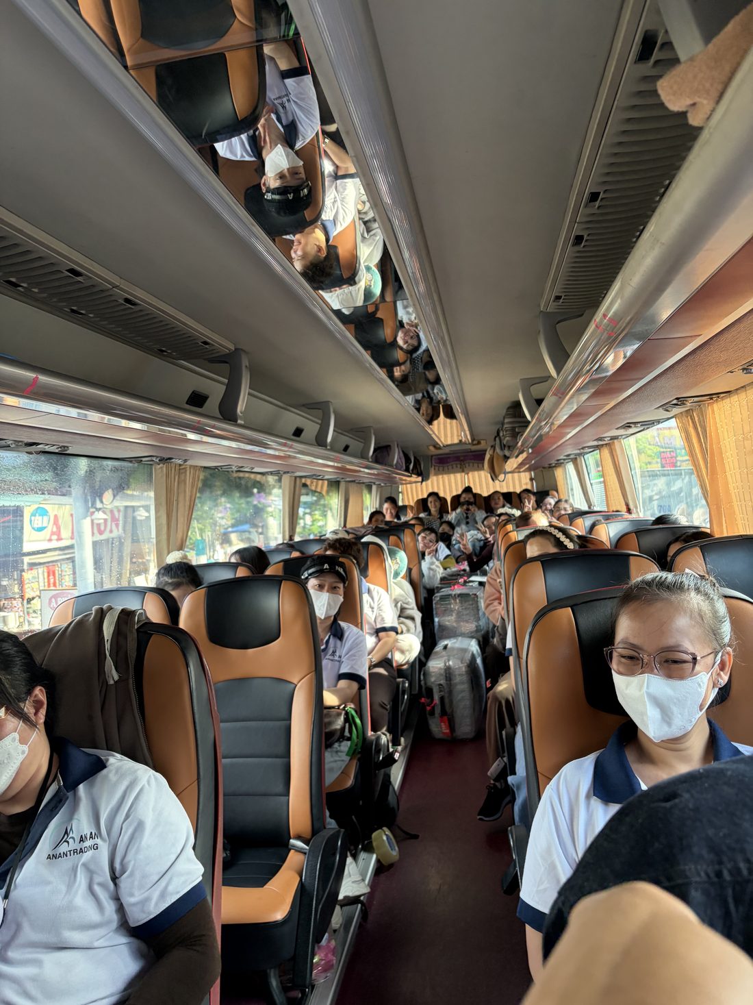 Các thành viên khóa K83 ngồi kín xe cùng hành lý trên đường ra sân bay