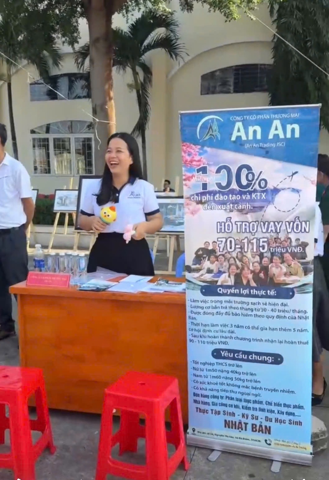 Gian hàng An An Trading với băng rôn giới thiệu chương trình đi Nhật tại ngày hội