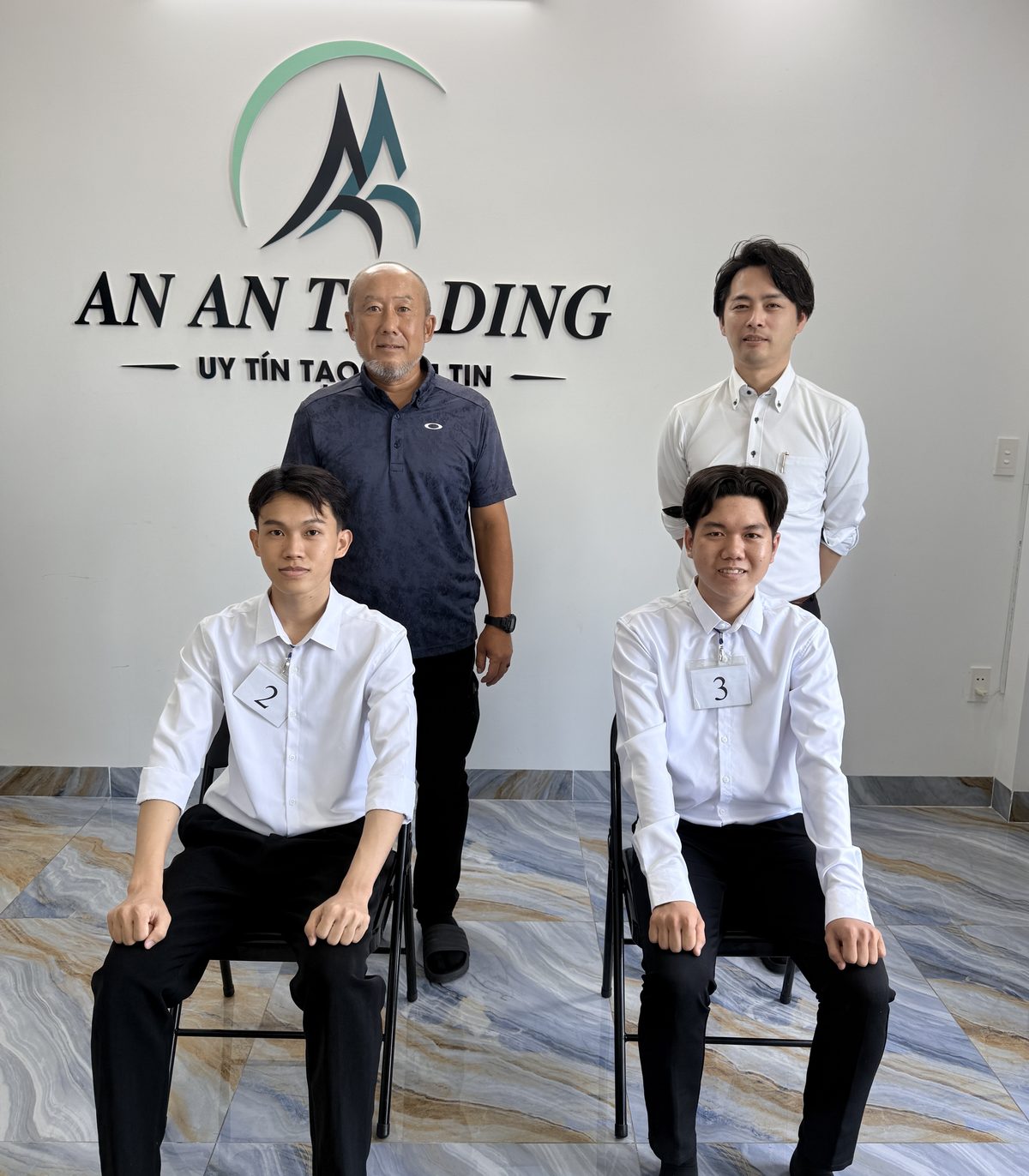 Hai ứng viên trúng tuyển đơn hoàn thiện nội ngoại thất cùng đại diện doanh nghiệp và nghiệp đoàn Nhật Bản tại văn phòng An An Trading