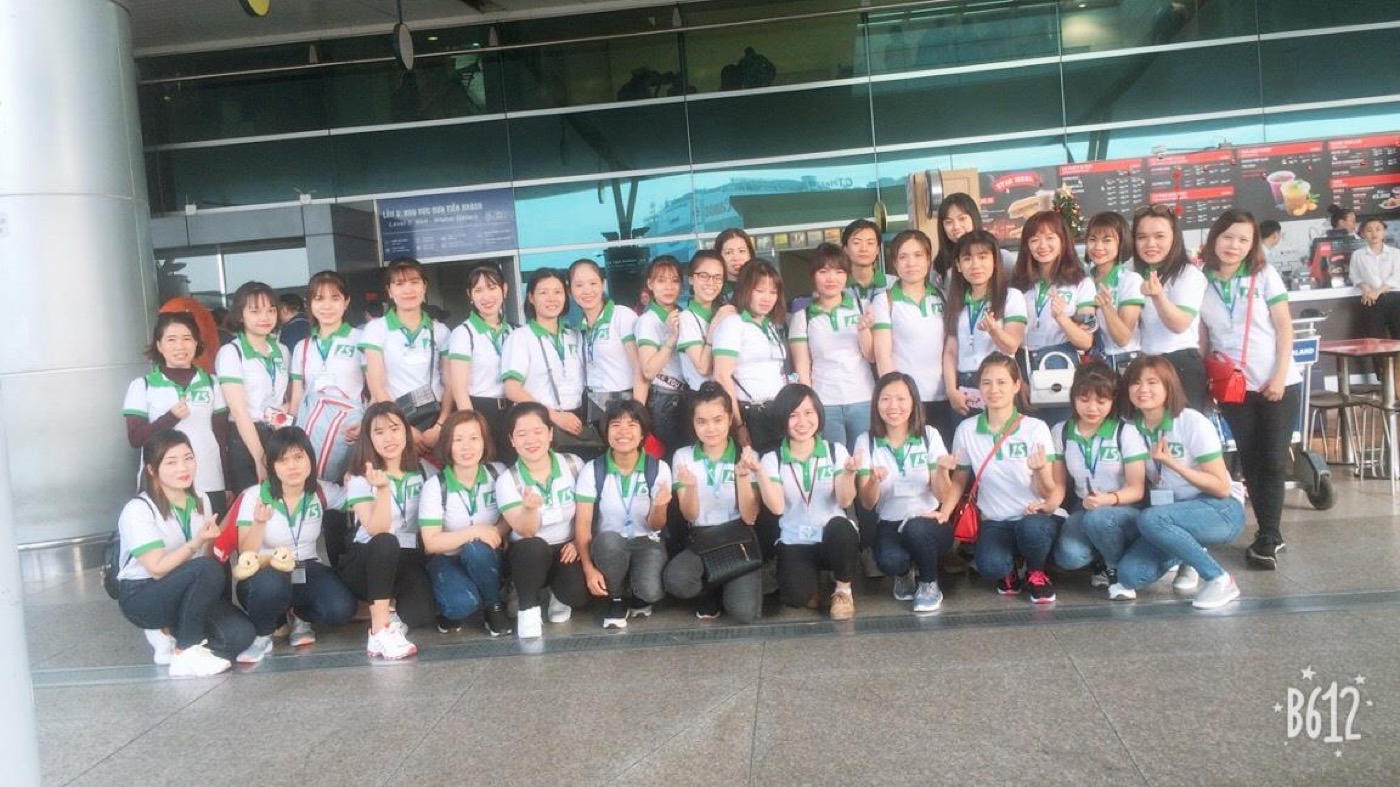 Tập thể 33 học viên chụp ảnh lưu niệm trong ngày chia tay
