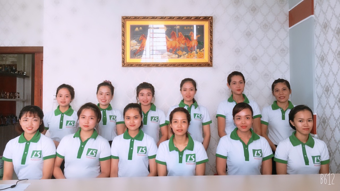 37 ứng viên nữ trúng tuyển chụp ảnh lưu niệm tại trung tâm