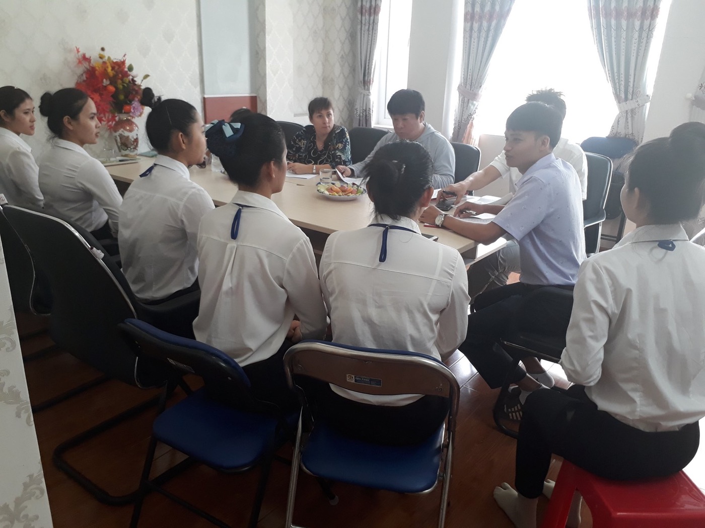 Các ứng viên trúng tuyển chụp ảnh cùng đại diện công ty
