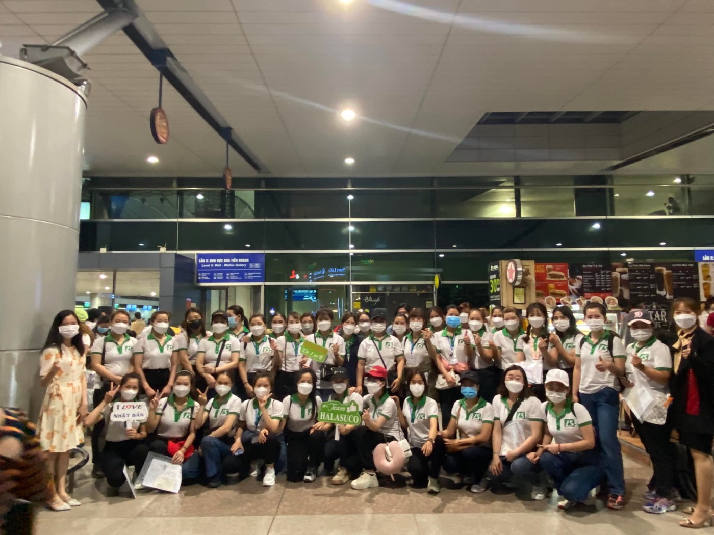 Đoàn lao động tại sảnh đi sân bay Tân Sơn Nhất trong đêm khởi hành