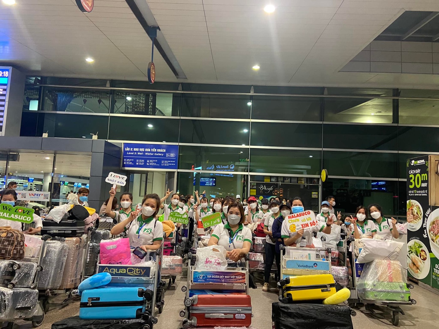 Hành lý của đoàn sẵn sàng cho chuyến bay sang Nhật