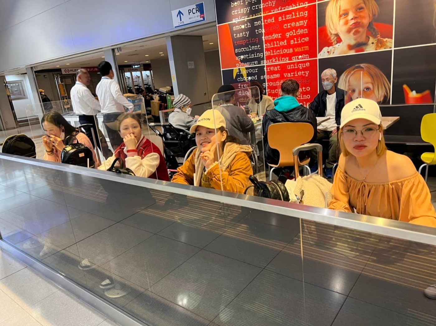 Đoàn K56 tại sân bay trong ngày trở về