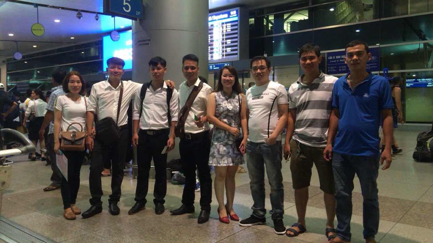 Gia đình tiễn các lao động tại sân bay Tân Sơn Nhất