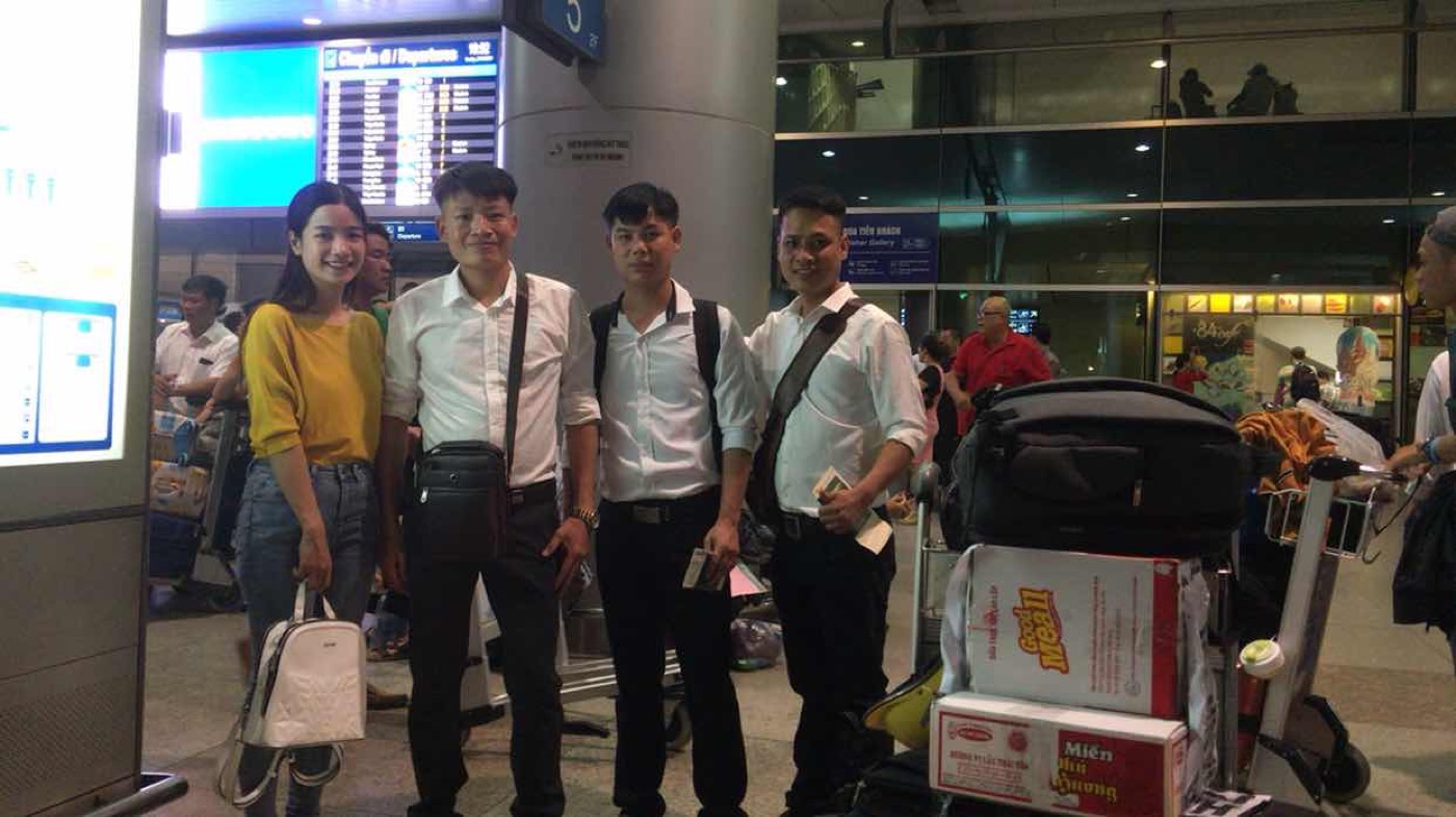Khoảnh khắc lưu luyến trước cửa làm thủ tục