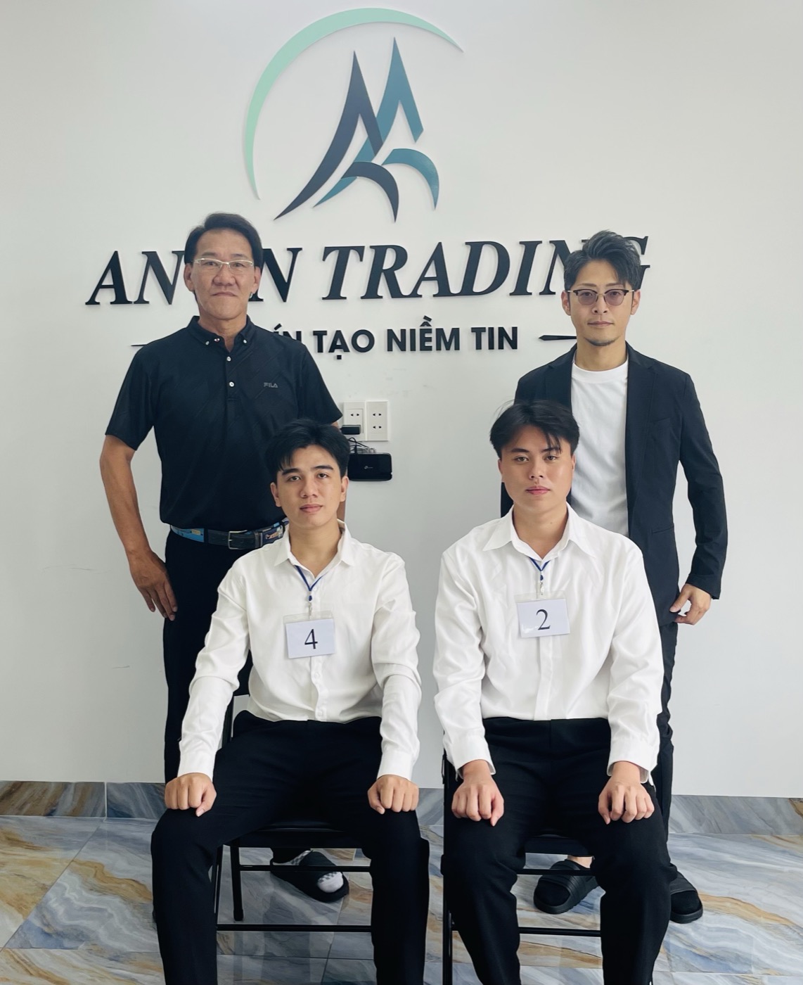 Đại diện nhà hàng Nhật Bản cùng hai ứng viên trúng tuyển tại văn phòng An An Trading